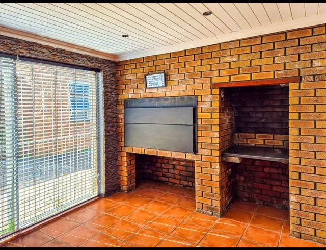 4 BEDROOM HOUSE FOR SALE IN PROTEA HEIGHTS